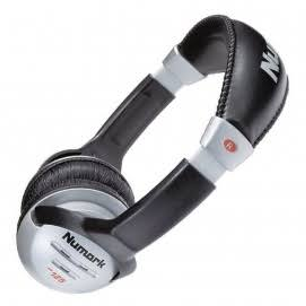 Casque audio noir et argenté. Le casque est incliné, le nom de la marque est visible.