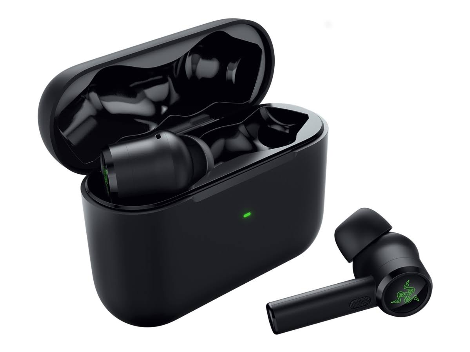 Schwarze Razer-Ohrhörer in einem schwarzen Ladecase. Ein Ohrhörer außerhalb.