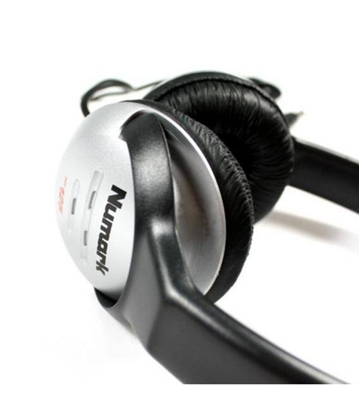 Casque argenté avec écouteurs noirs. Le nom de la marque est sur le côté.