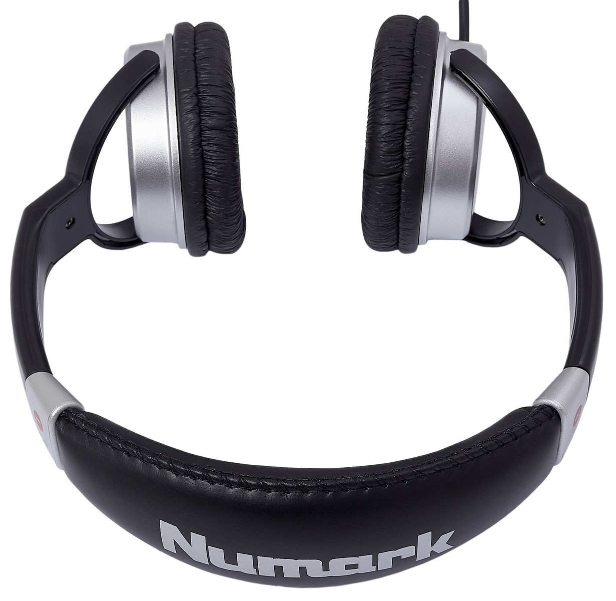 Casque noir avec des accents argentés et le mot "Numark" sur le bandeau.