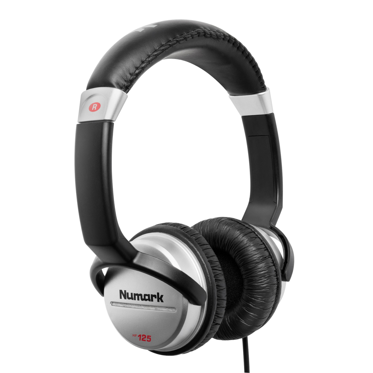 Casque noir et argenté sur fond blanc.