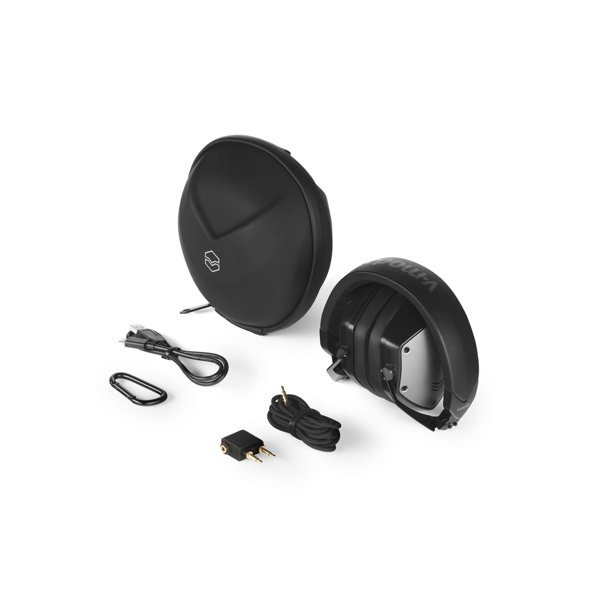 Casque avec accessoires : un étui noir, un câble USB, un mousqueton et un câble jack.