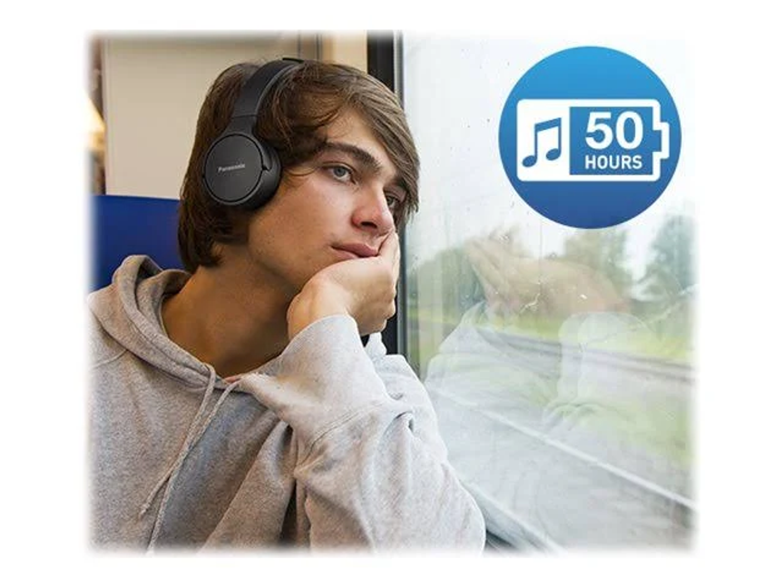 Mann mit Kopfhörern im Zug, blickt aus dem Fenster, mit 50 Stunden Akku-Symbol.