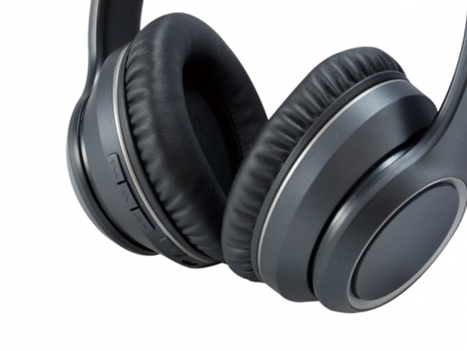 Primer plano de auriculares negros con detalles plateados.