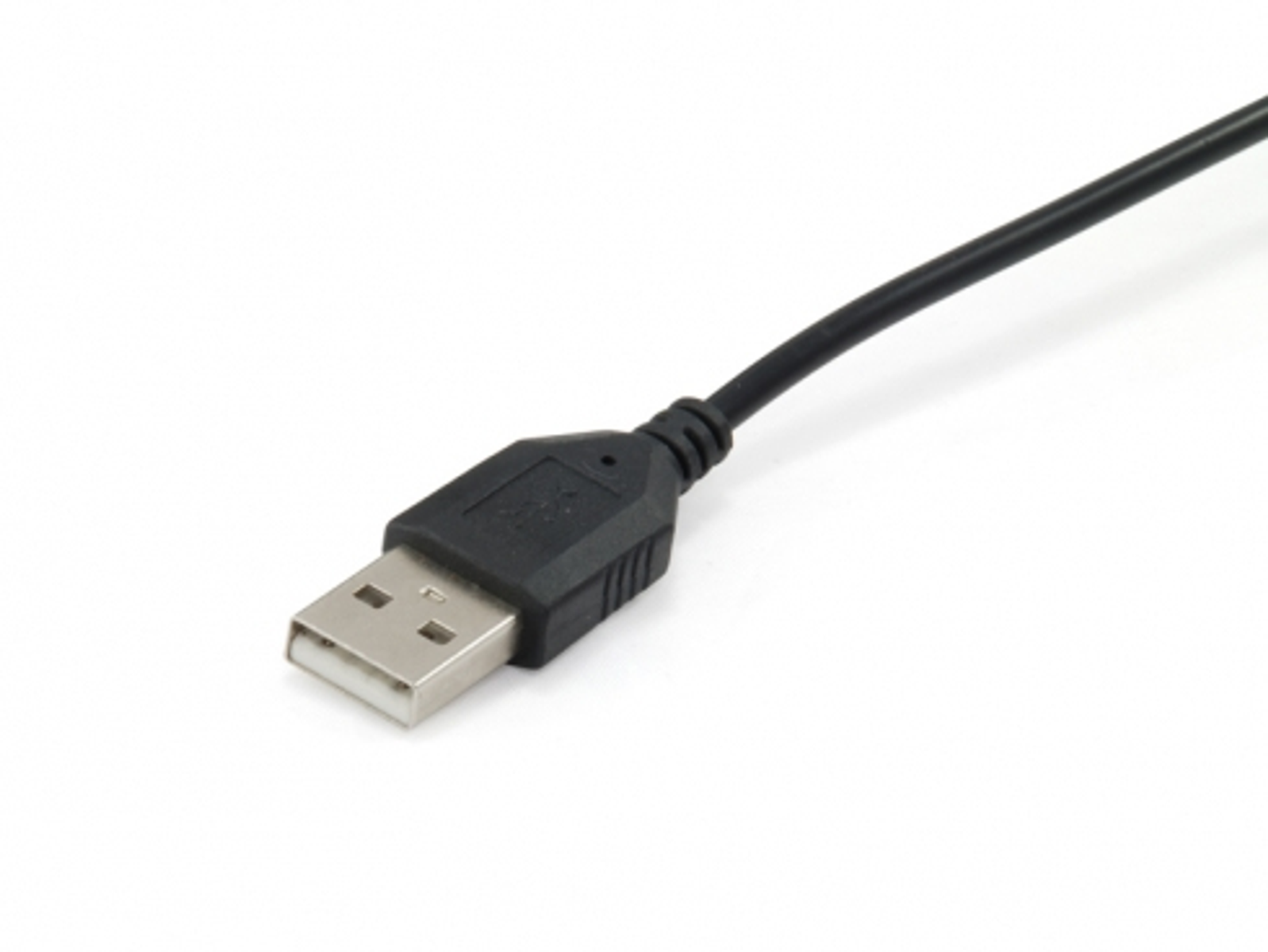 Primo piano di un connettore USB nero, su sfondo bianco. Il connettore è collegato a un cavo nero.