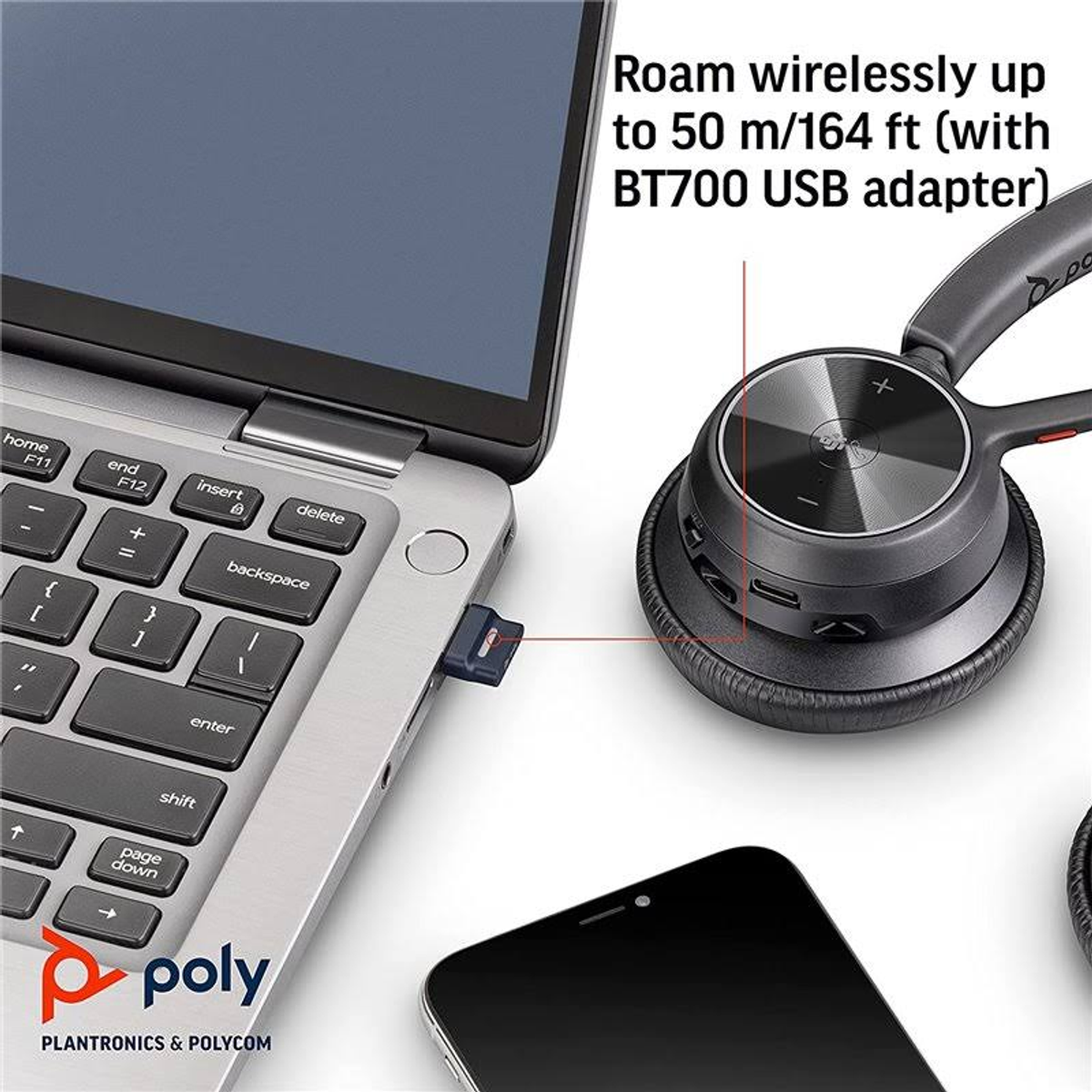Eine Person benutzt einen Laptop. Ein Headset mit USB-Adapter ist am Laptop angeschlossen.