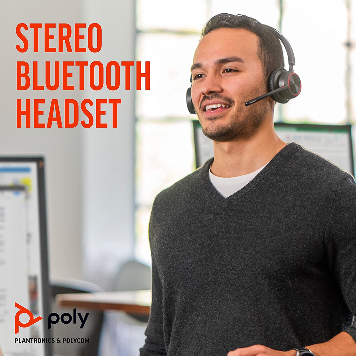 Homme portant un casque souriant. Titre : "Stereo Bluetooth Headset". Fond de bureau.