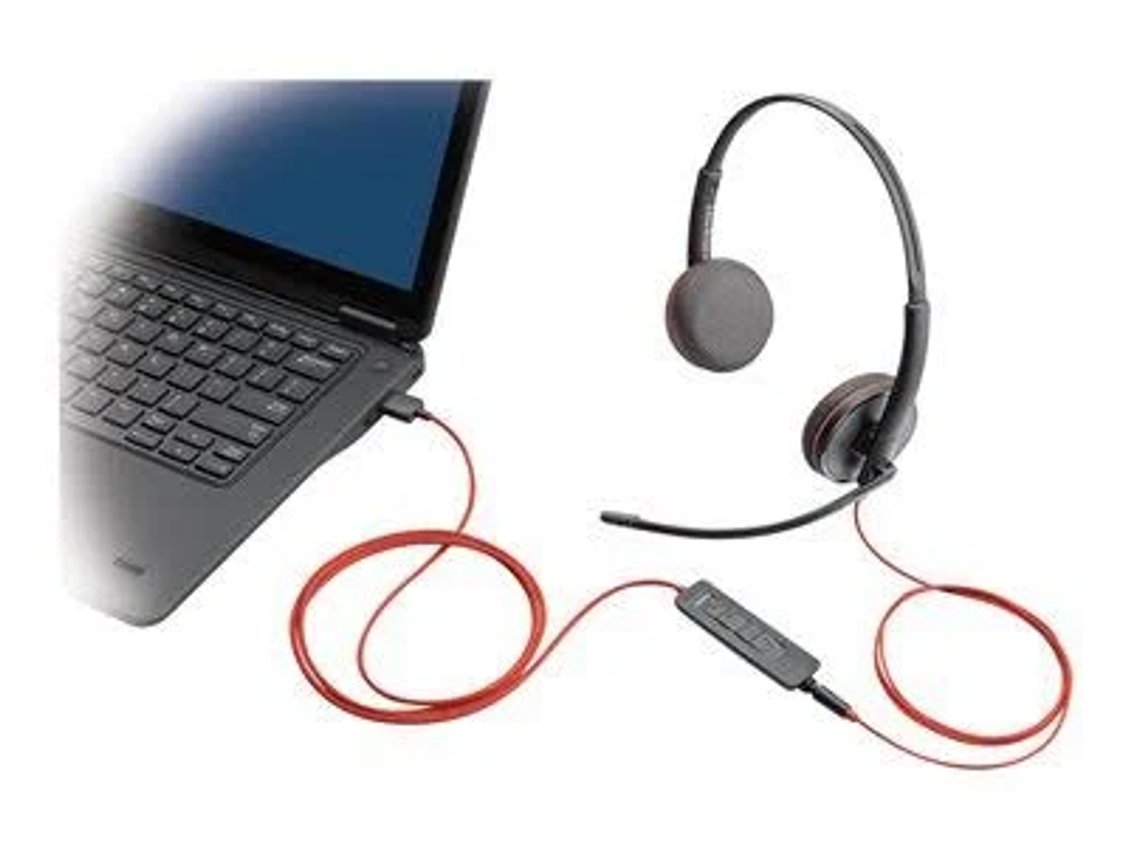 Laptop i zestaw słuchawkowy połączone czerwonym kablem. Białe tło.