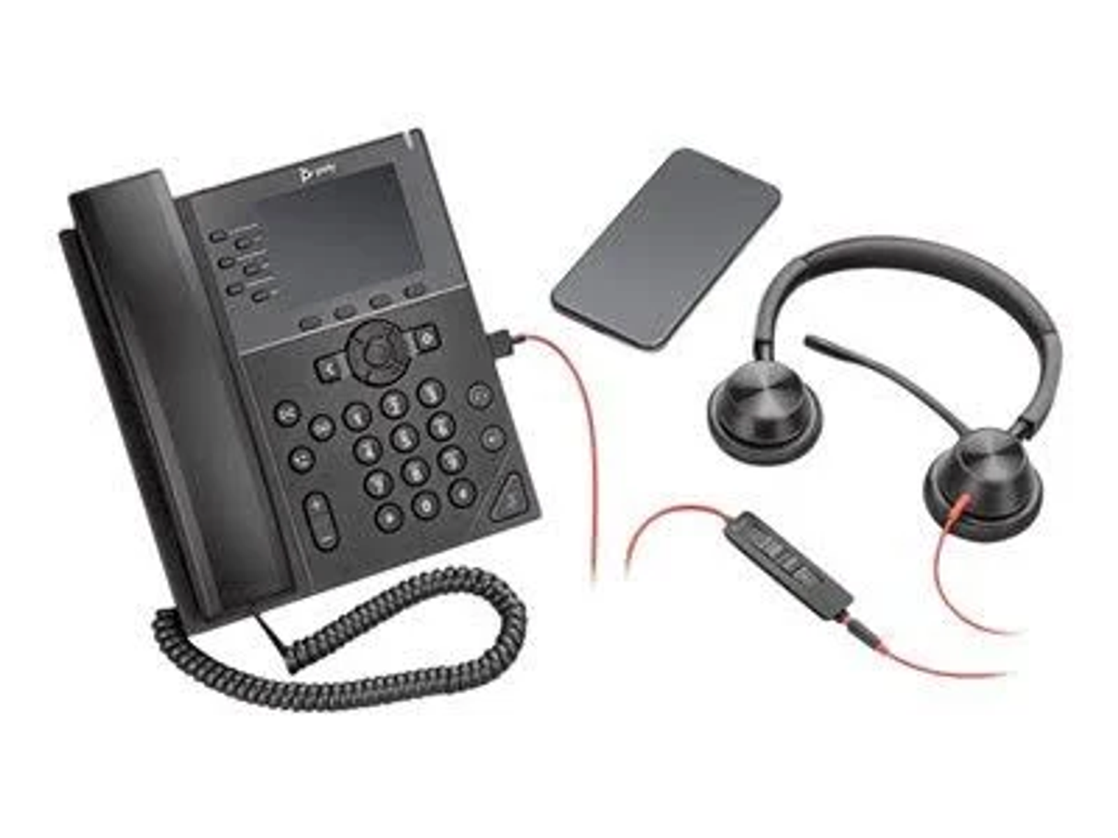 Czarny telefon stacjonarny, smartfon, zestaw słuchawkowy i kabel połączeniowy, wszystko na białym tle.