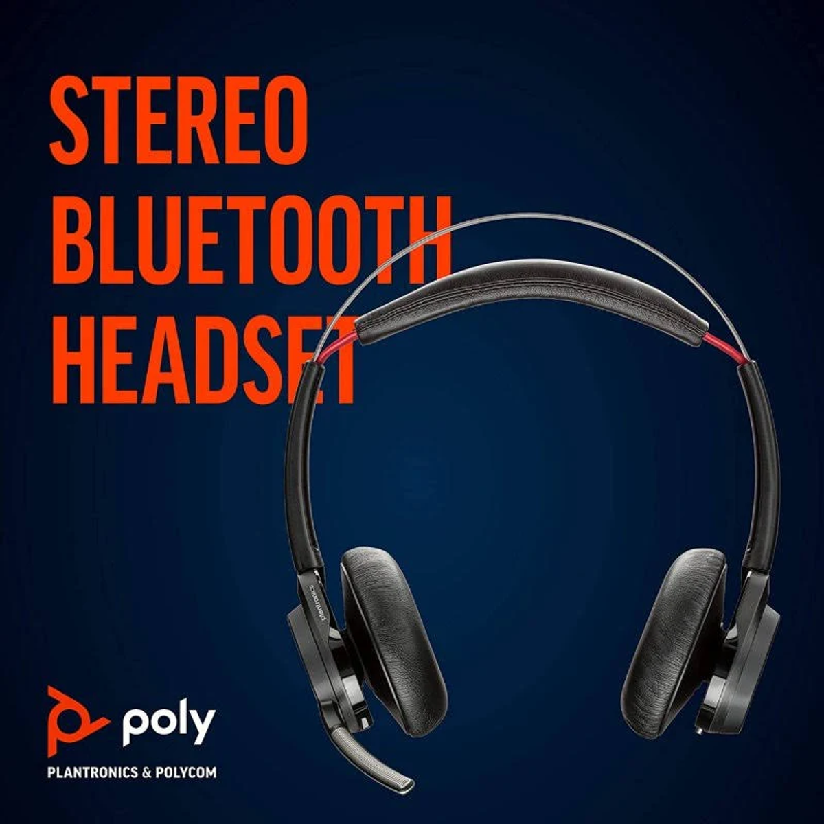 Schwarzes Headset mit Stereo-Bluetooth-Etikett. Poly Plantronics & Polycom Logo. Dunkelblauer Hintergrund.