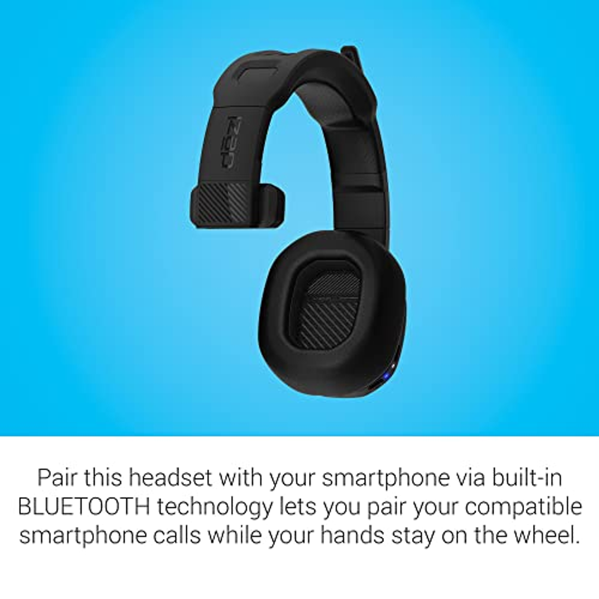 Cuffie nere su sfondo blu. Il testo menziona l'accoppiamento Bluetooth per le chiamate.