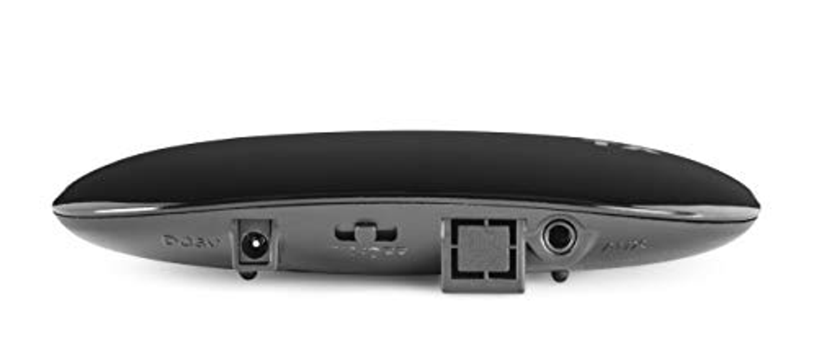 Tył czarnego urządzenia audio. Posiada wiele portów zasilania i audio.