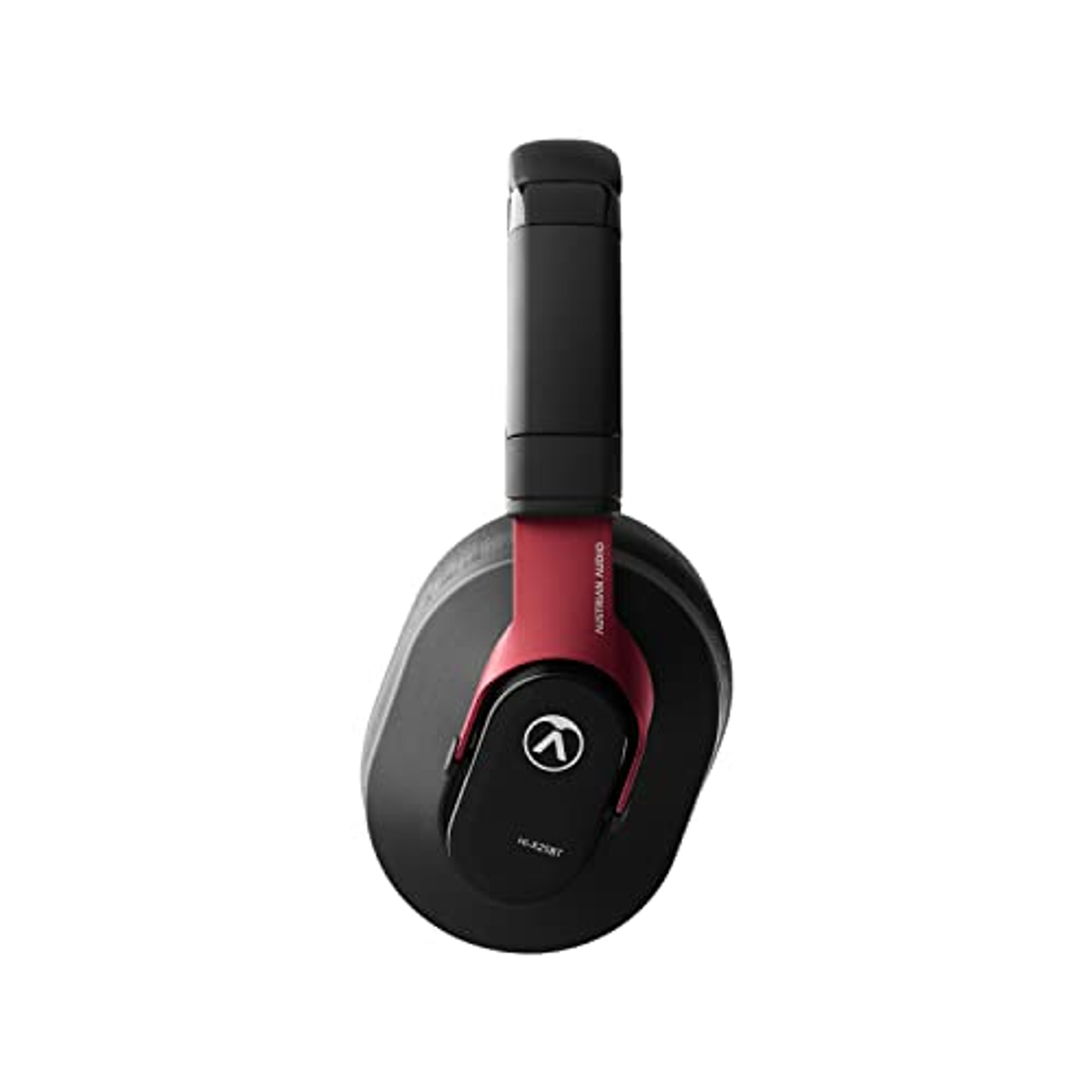 Cuffie over-ear nere e rosse, vista dall'alto, su sfondo bianco.