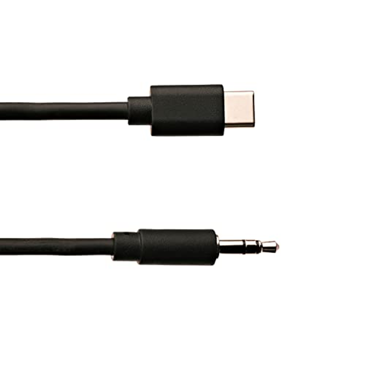Cavo nero da USB-C ad aux. Un'estremità è USB-C, l'altra è aux. Sfondo bianco.