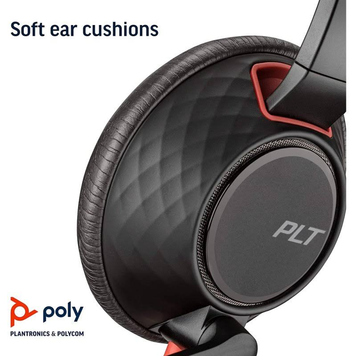 Zbliżenie pokazuje czarną poduszkę na ucho zestawu słuchawkowego z logo PLT. Poduszka jest miękka.