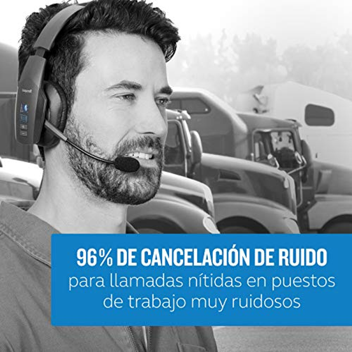 Mężczyzna w zestawie słuchawkowym z mikrofonem, tekst: 96% redukcji szumów dla wyraźnych połączeń.
