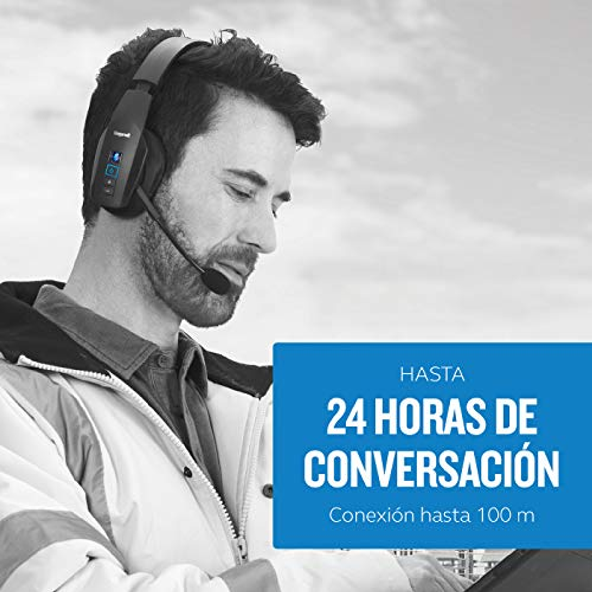 Mężczyzna z zestawem słuchawkowym. Tekst: '24 godziny rozmowy'. Niebieski prostokąt.