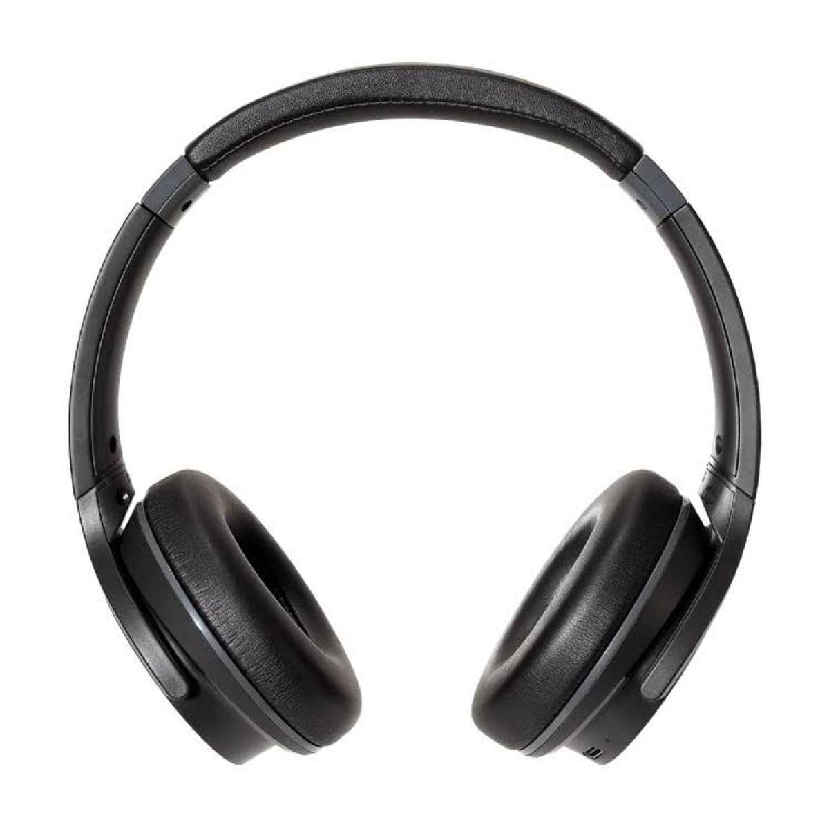 Schwarze Kopfhörer mit Over-Ear-Muscheln auf weißem Hintergrund.