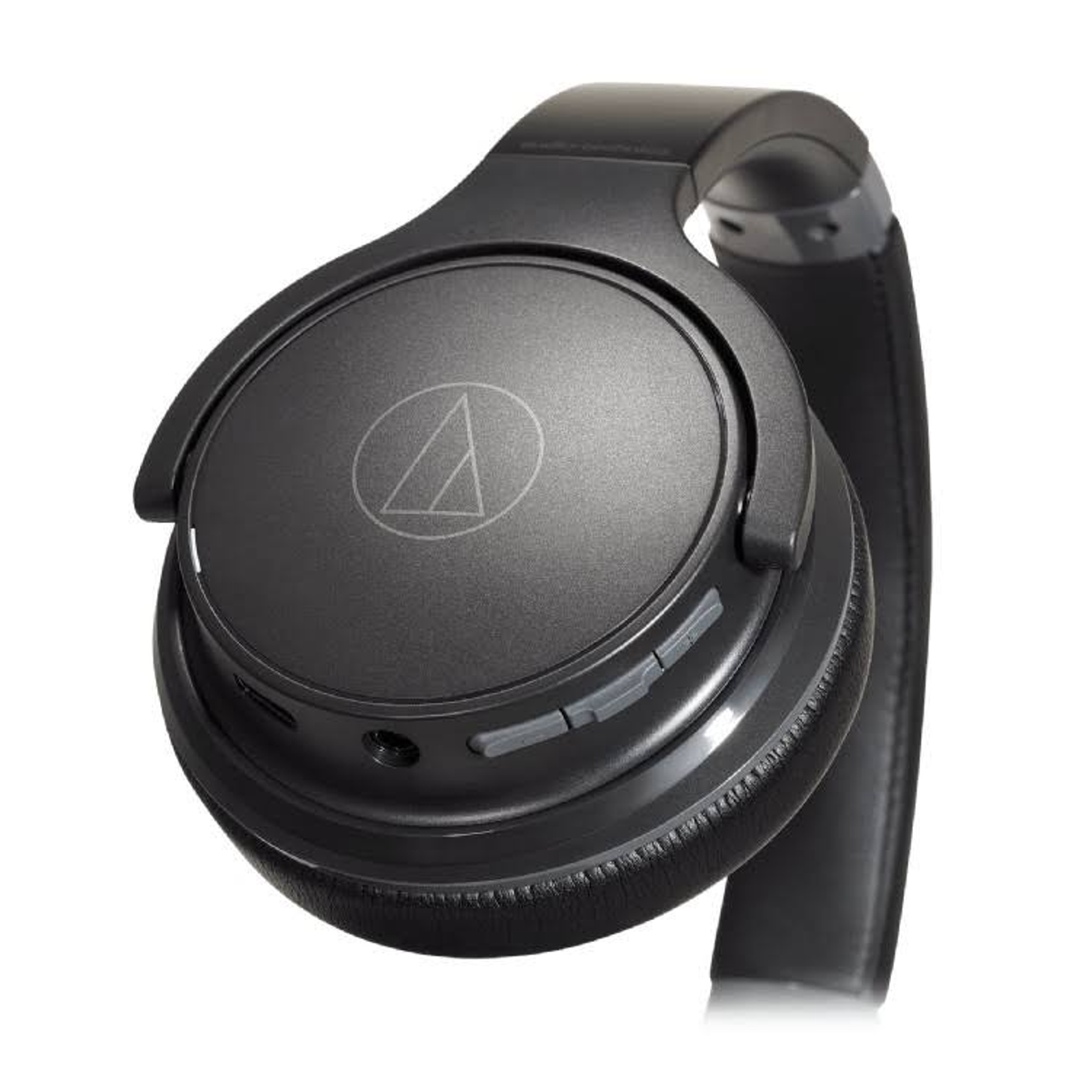 Schwarze Kopfhörer mit Ohrmuscheln, Kopfband und Bedienelementen. Weißer Hintergrund.