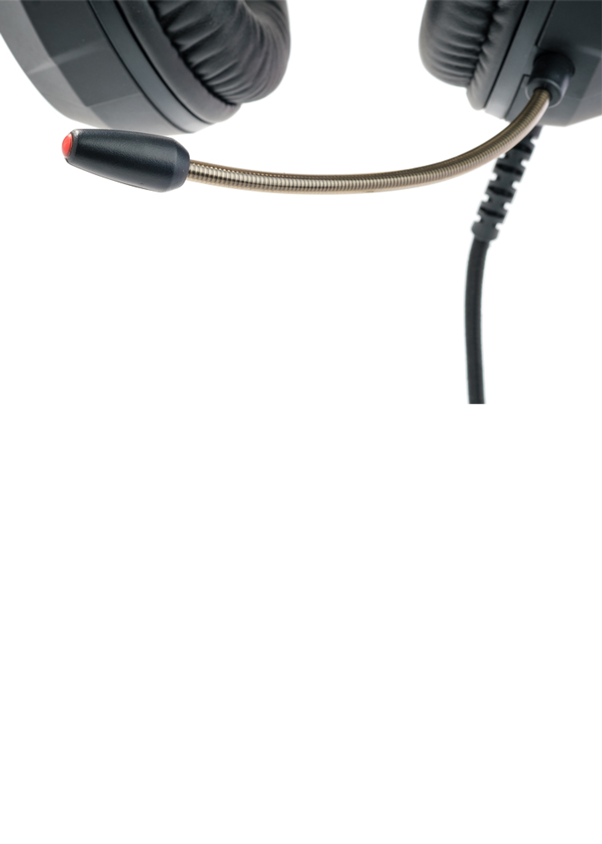 Close-up van de microfoon van een headset. De microfoon is zwart, op een witte achtergrond.
