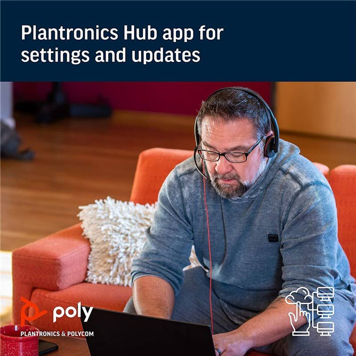 Ein Mann mit Headset sitzt auf einem Sofa. Text: Plantronics Hub App für Einstellungen und Updates.