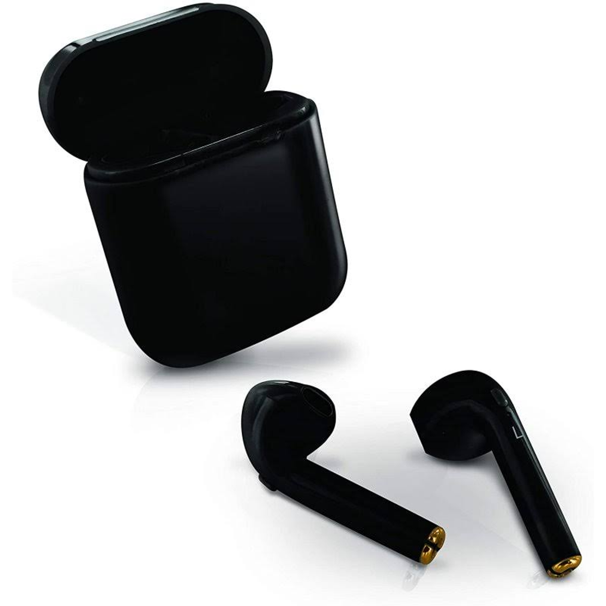 Auricolari wireless neri e custodia di ricarica su una superficie bianca. Custodia aperta, auricolari accanto.