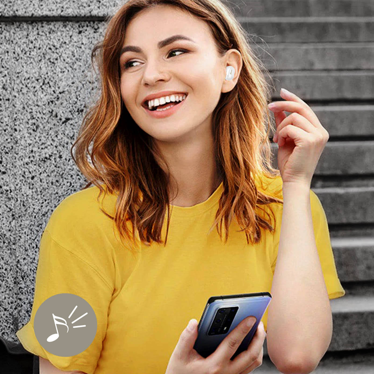 Donna sorridente, con auricolare bianco, tiene telefono con nota musicale.