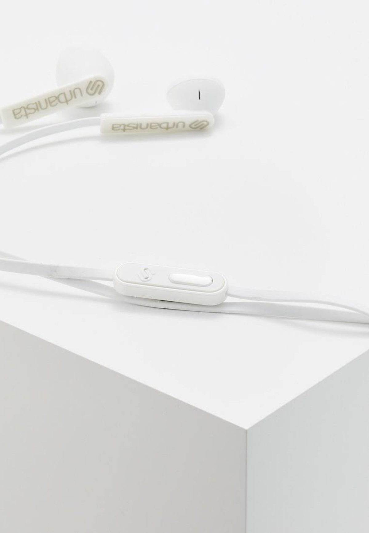 Weiße Ohrhörer mit weißem Kabel und weißer Steuerung. Die Ohrhörer haben den Markennamen aufgedruckt.