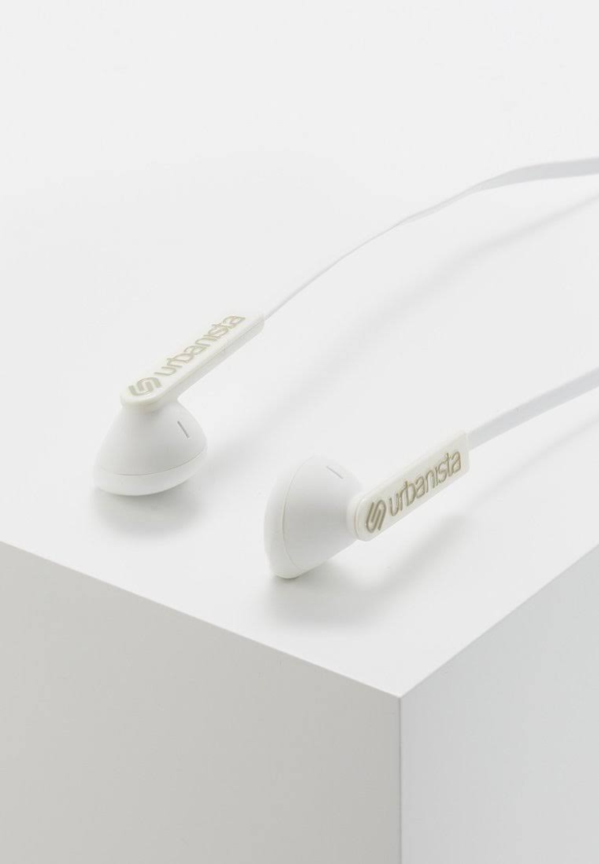 Weiße Ohrhörer mit Kabel, Urbanista-Logo sichtbar.