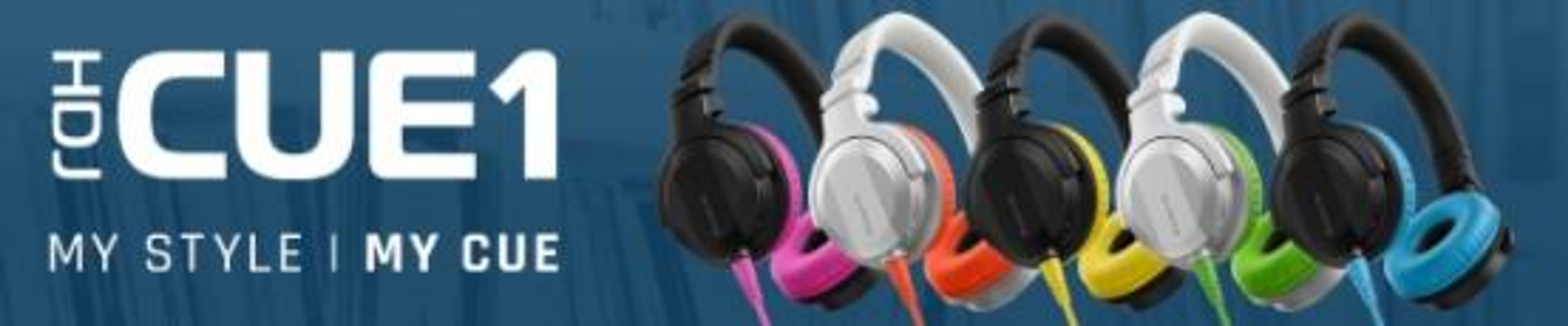 Słuchawki w różnych kolorach na niebieskim tle. Tekst: MY STYLE | MY CUE.