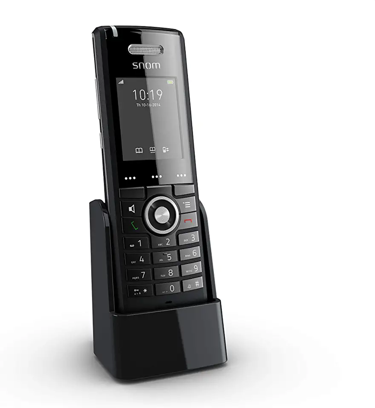 Téléphone noir sur un chargeur. Le téléphone a un écran, des boutons et un haut-parleur. Fond blanc.