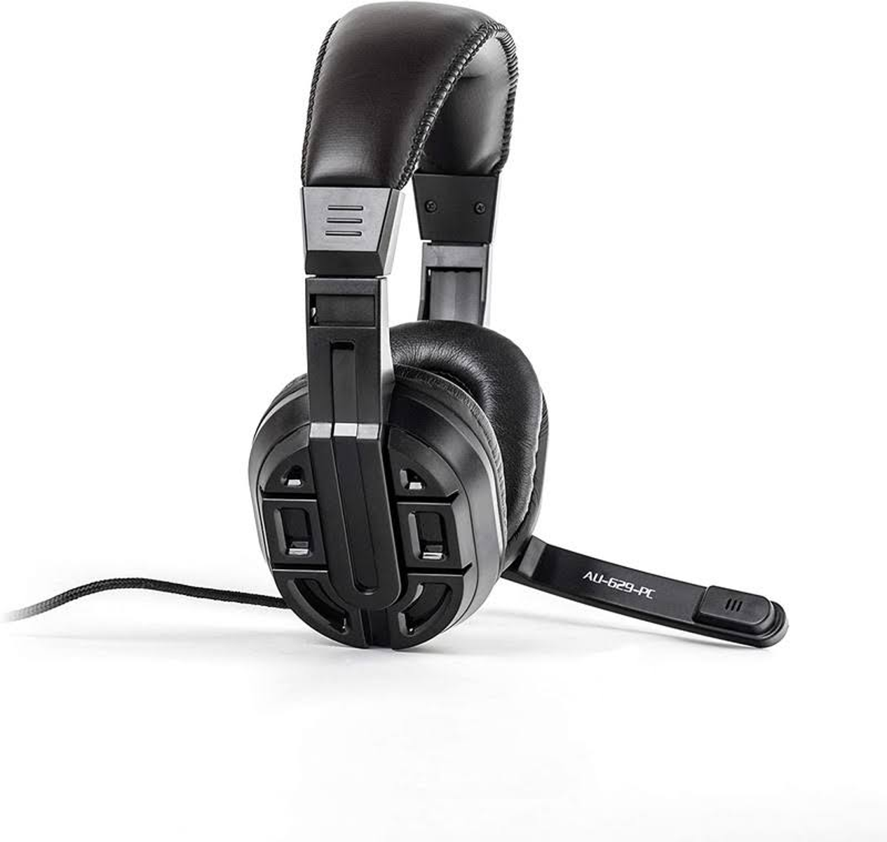 Auriculares negros con micrófono. Los auriculares están en ángulo y sobre fondo blanco.