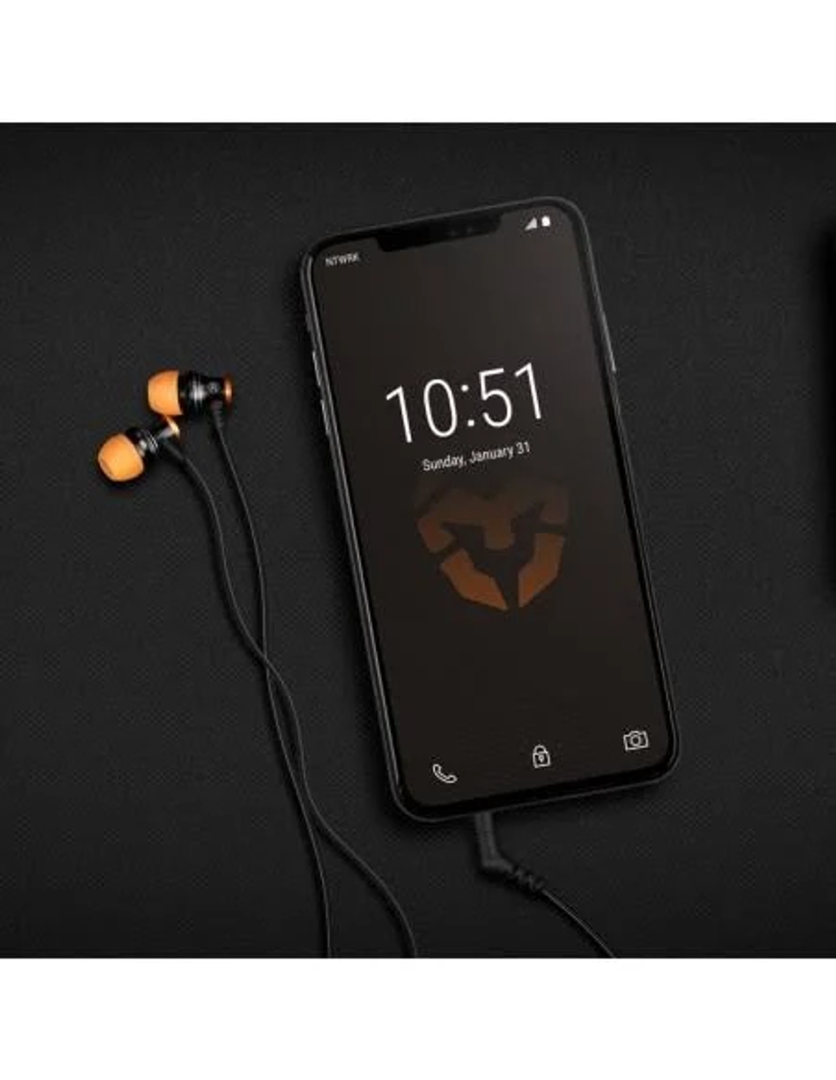 Schwarzes Smartphone mit orangefarbenen Ohrhörern. Der Bildschirm zeigt Zeit und Logo.