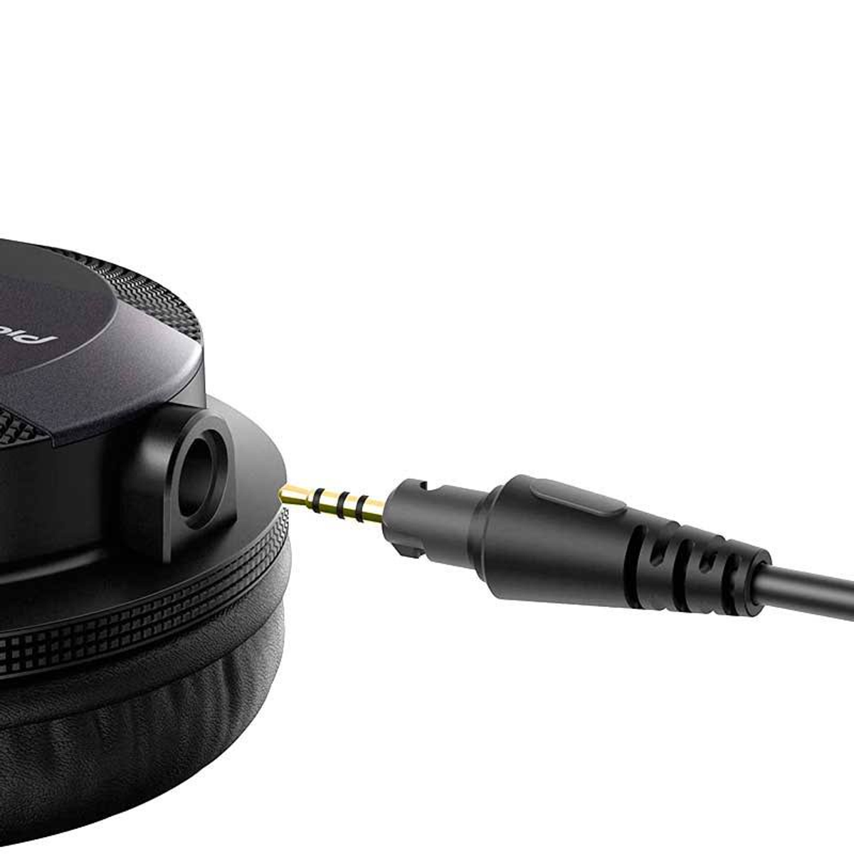 Czarne słuchawki z wtyczką 3,5 mm. Wtyczka jest podłączona do słuchawek.