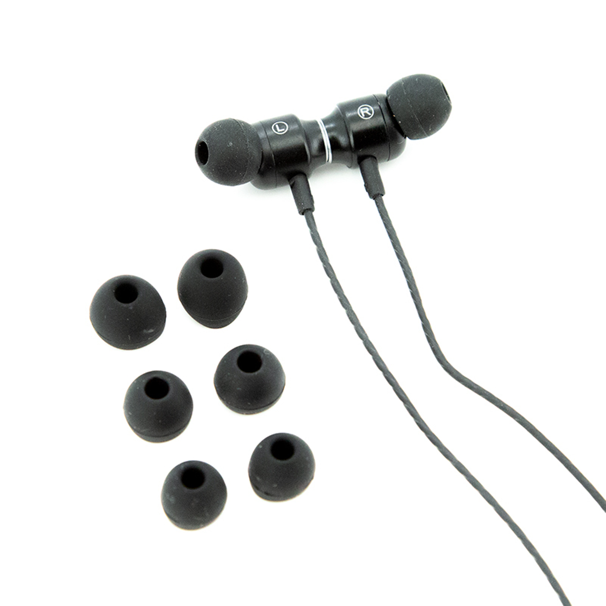 Czarne wkładki douszne z dodatkowymi końcówkami dousznymi, na białym tle. Połączone drutem.