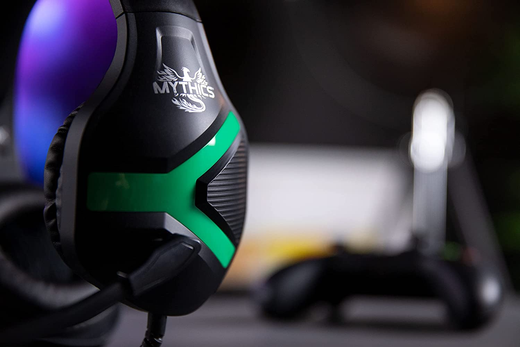 Czarne słuchawki do gier z zielonymi akcentami. Na boku napis MYTHICS.