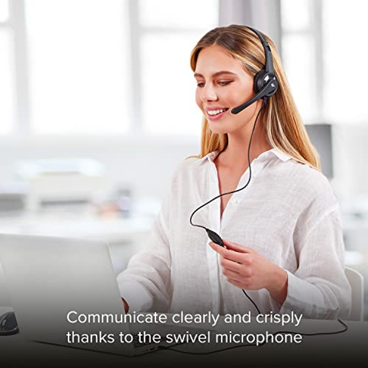 Mujer con auriculares, sonriendo. Trabajando en un portátil. Texto: Comunicar claramente.