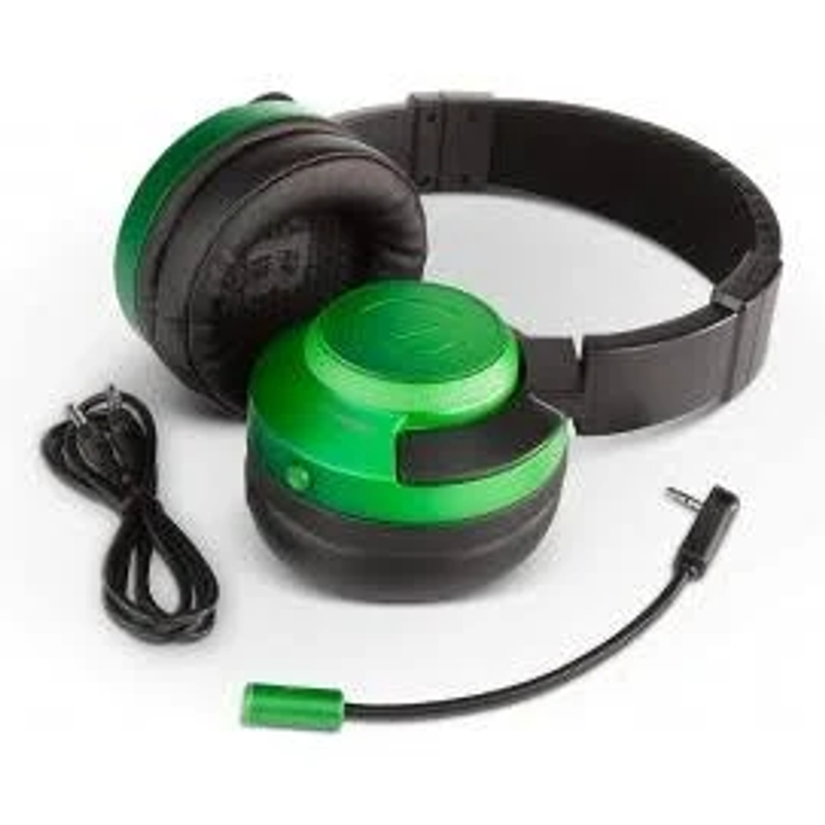 Grüne und schwarze Kopfhörer mit Kabel und 3,5-mm-Klinke. Die Kopfhörer liegen auf weißem Untergrund.