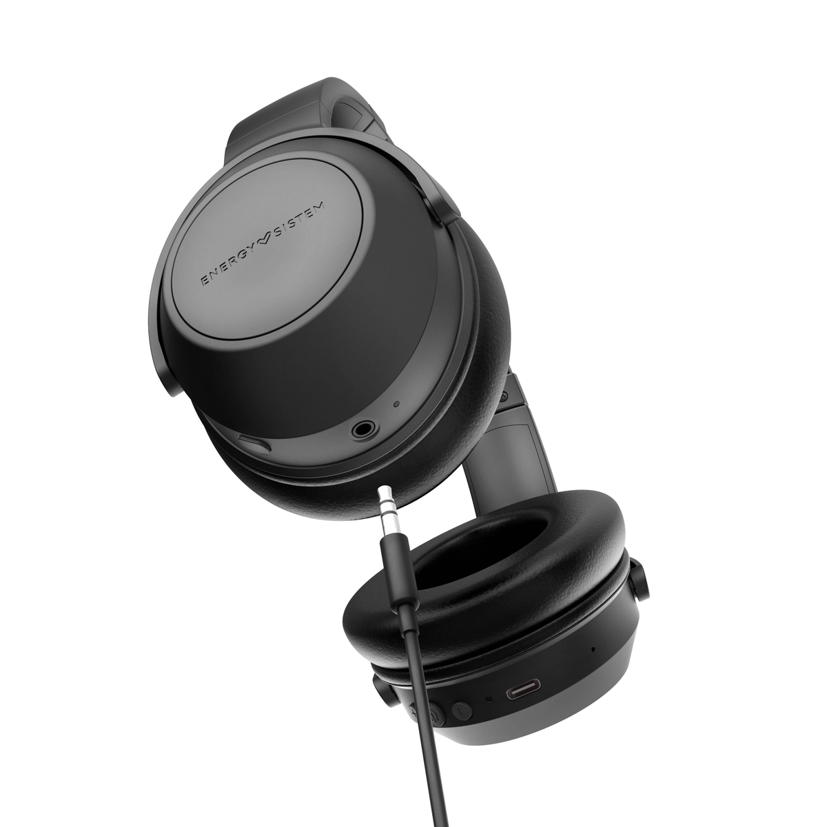 Schwarze Over-Ear-Kopfhörer mit Kabel, schräge Aufnahme, auf weißem Hintergrund.