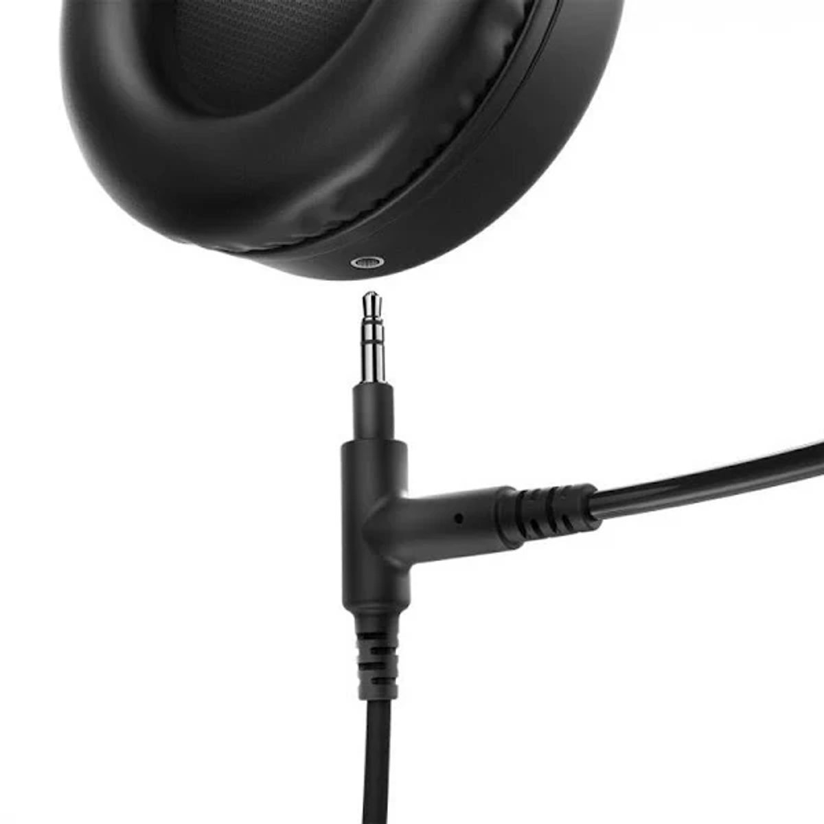 Primer plano del conector de auriculares y parte de una orejera negra.