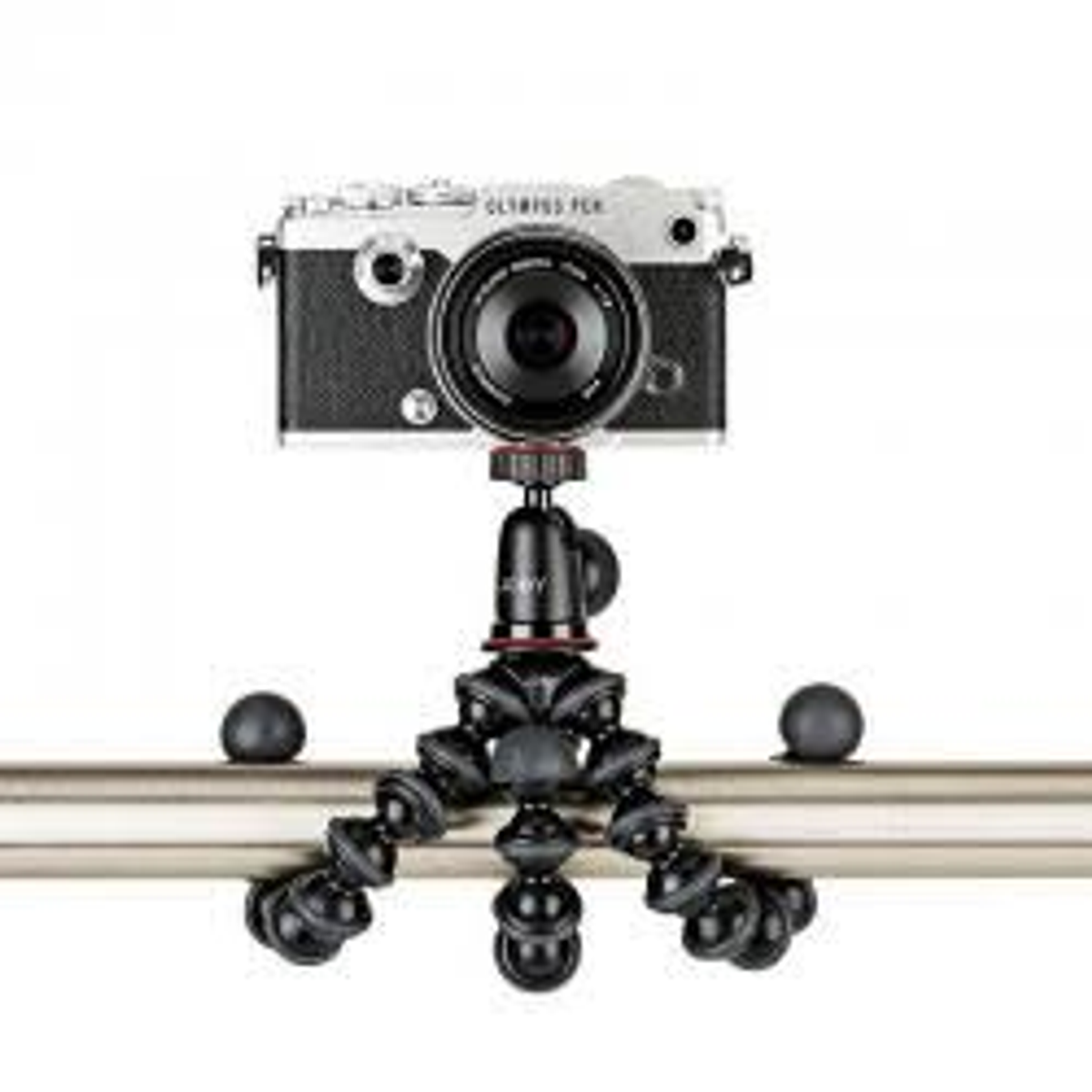 Una fotocamera su un treppiede flessibile, con sfondo bianco. Il treppiede ha gambe nere.
