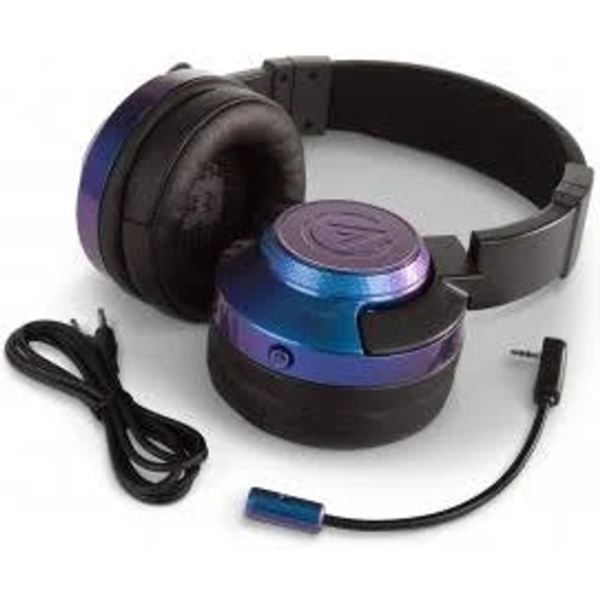 Auriculares azules y morados. Cables y conector visibles. Aislados sobre fondo blanco.