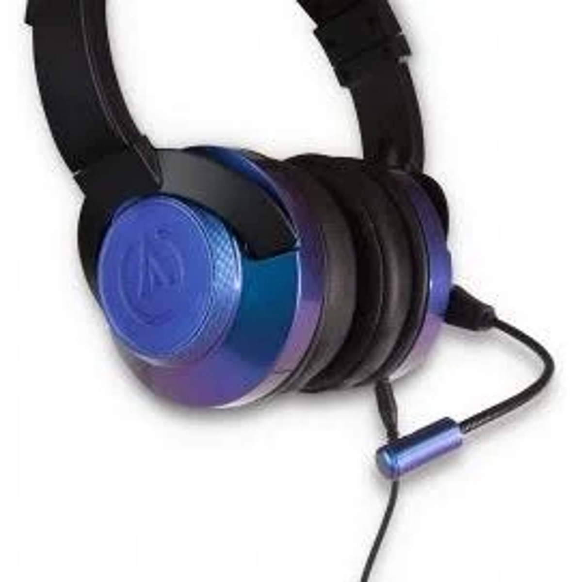 Auriculares negros con detalles azules y morados sobre fondo blanco.