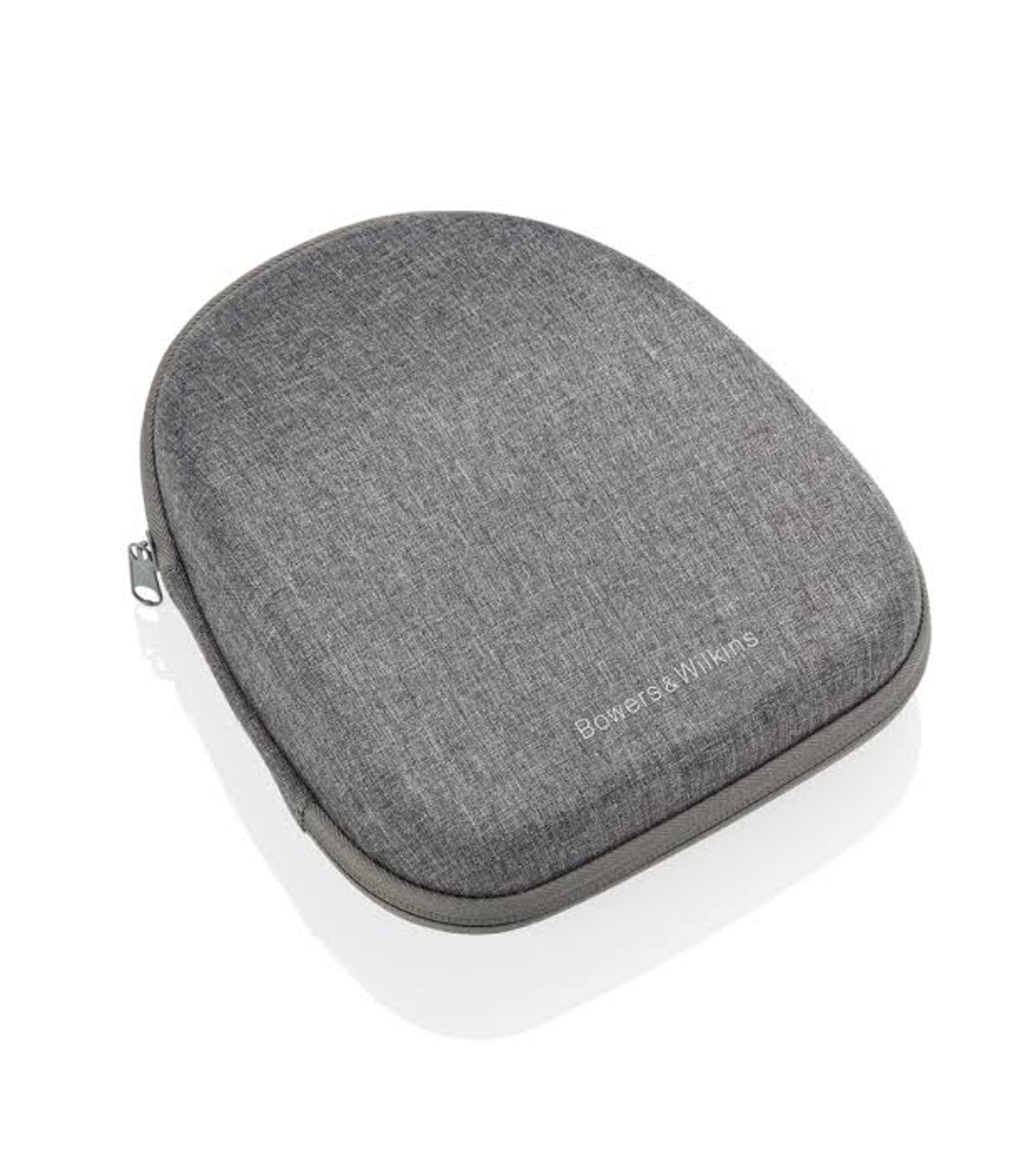 Grijze, ovale koptelefoonhoes met rits. 'Bowers & Wilkins' gedrukt. Witte achtergrond.