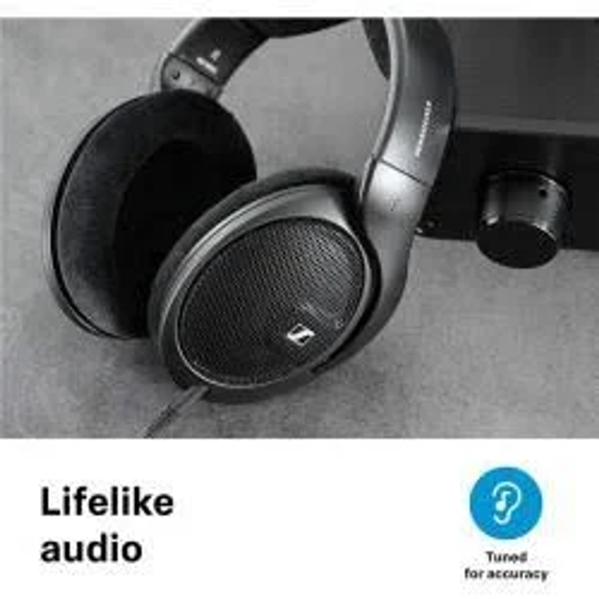 Auriculares negros con texto 'Lifelike audio' y un icono 'Tuned for accuracy', sobre fondo gris.