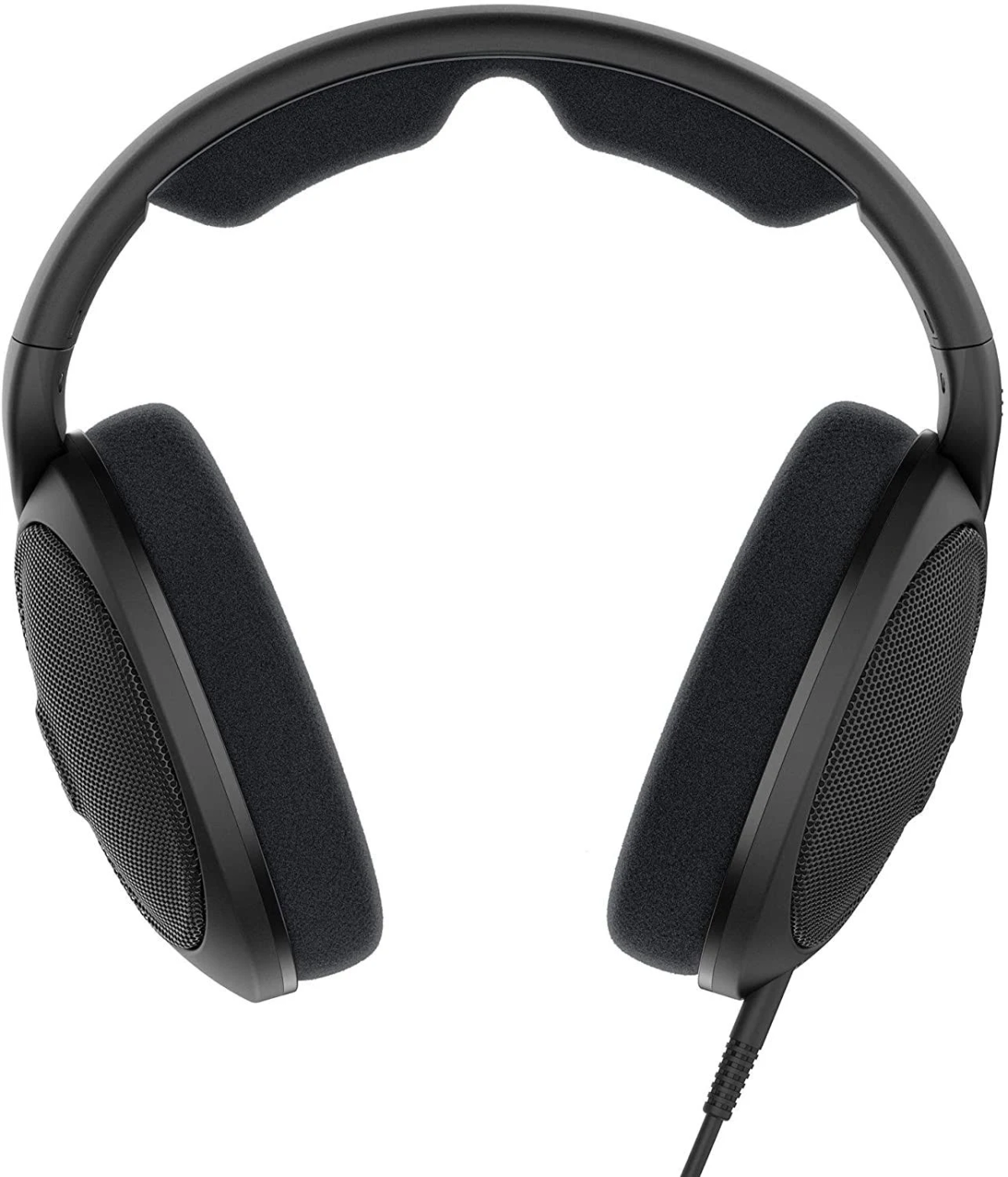 Auriculares supraaurales negros. Los auriculares tienen un cable negro.