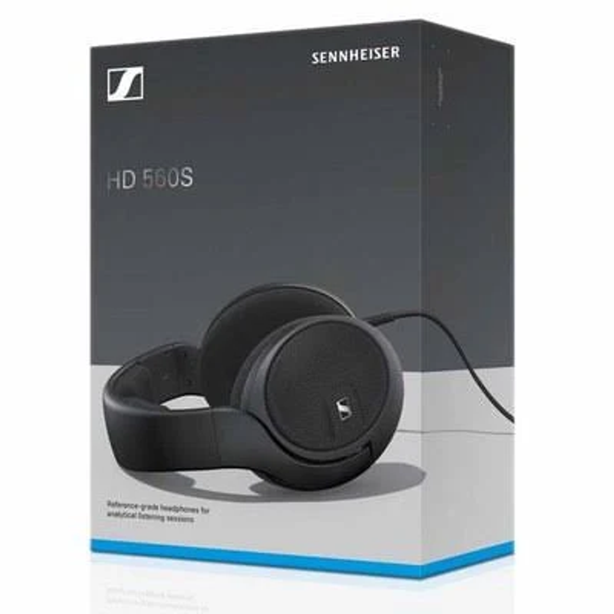 Auriculares Sennheiser negros en una caja. La caja tiene el nombre de la marca y el número de modelo.