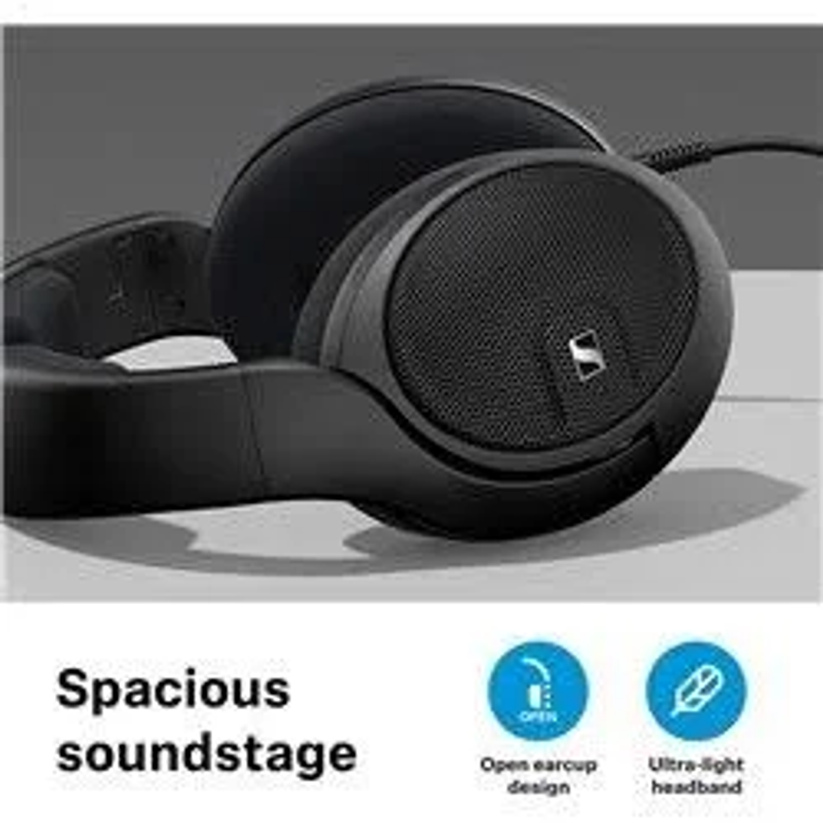 Auriculares negros. La imagen muestra la parte superior de los auriculares con el texto 'Spacious soundstage'.