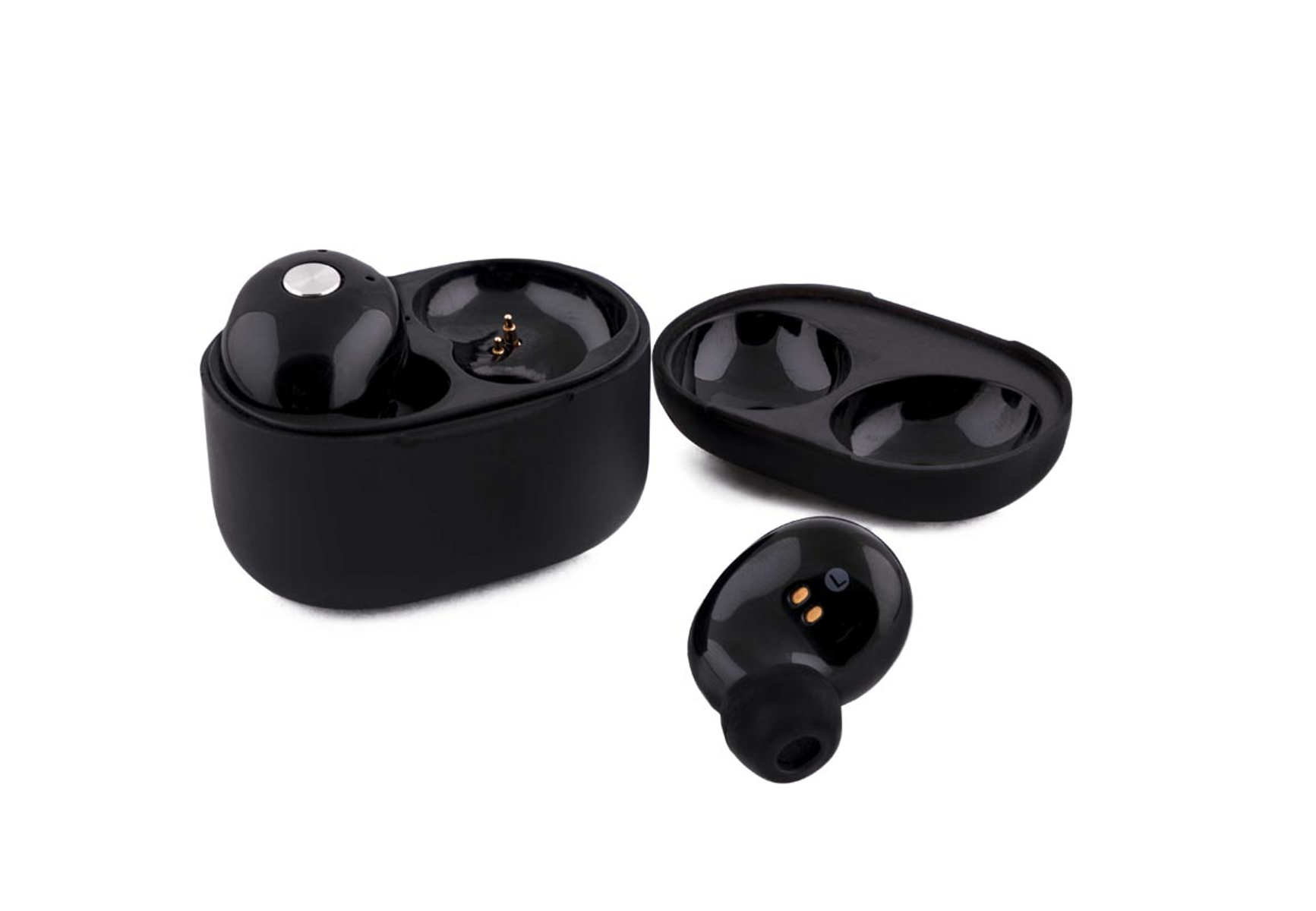 Auriculares negros en un estuche de carga. Estuche abierto, auriculares visibles. Otro auricular al lado.