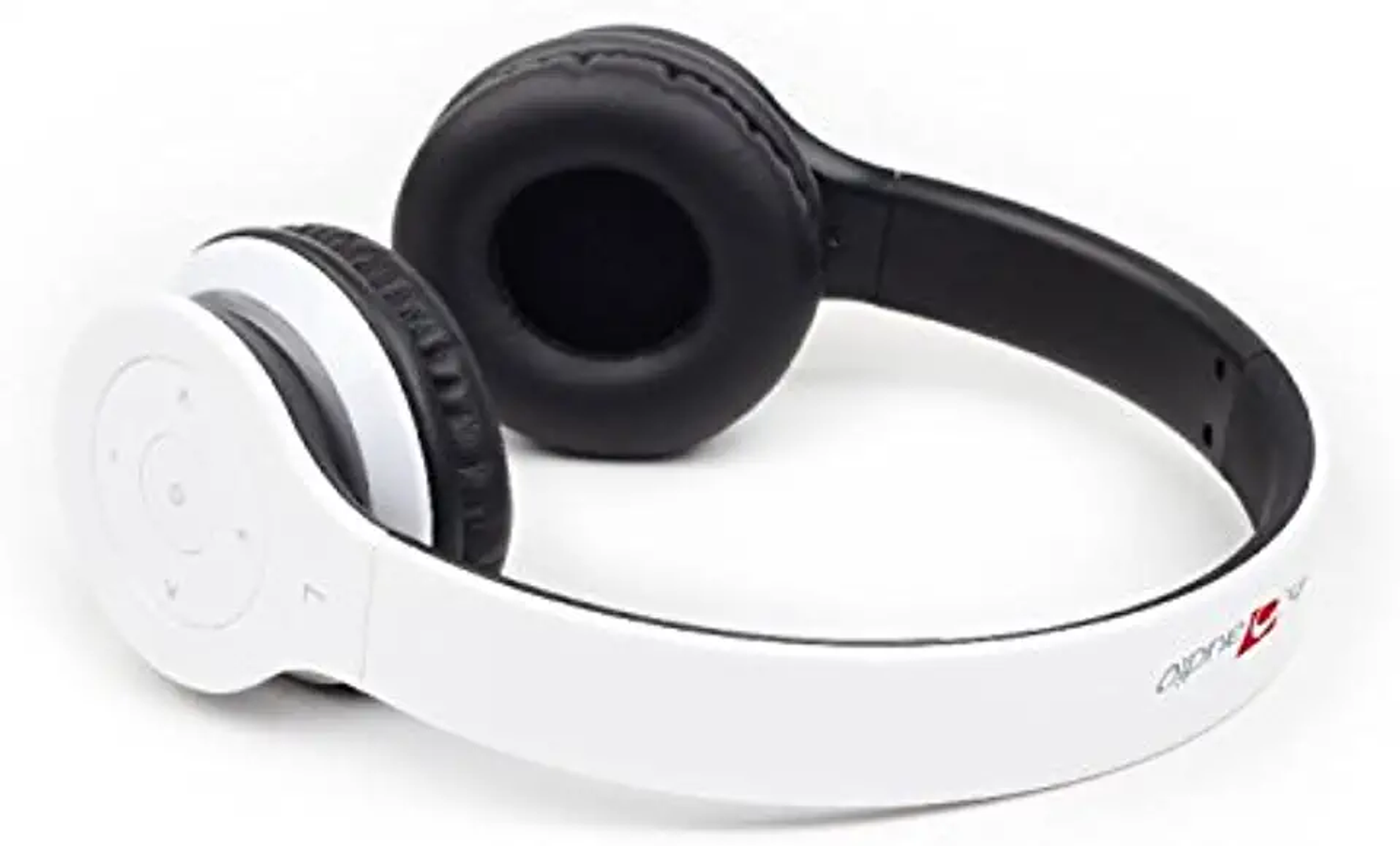 Casque blanc et noir, sur une surface blanche, avec le mot 